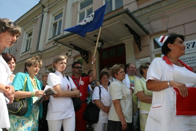 Związkowcy ochrony zdrowia przed siedzibą świętokrzyskiego NFZ w Kielcach.