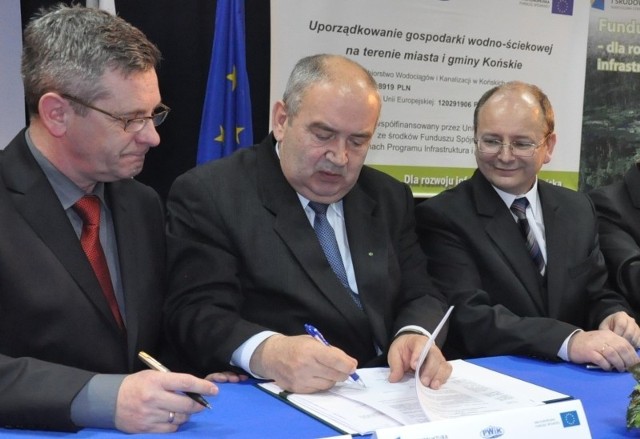 Umowę podpisywali między innymi (od lewej): wiceprezes WFOŚ Andrzej Zoch, prezes WFOŚ Ryszard Żołyniak i burmistrz Końskich Krzysztof Obratański.