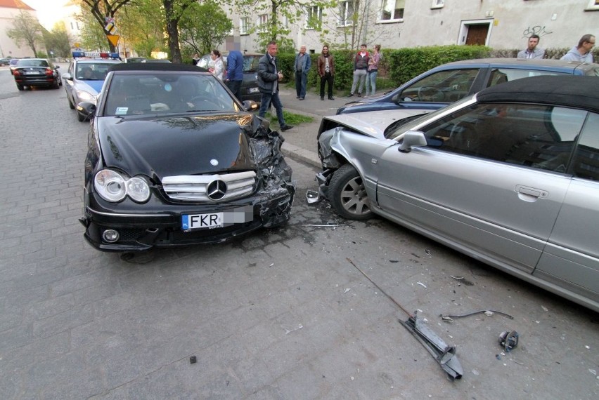 Wypadek na Mieleckiej. 600-konny mercedes staranował cztery samochody