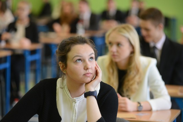 Aby zdać maturę, trzeba zdobyć przynajmniej 30 proc. punktów z egzaminów obowiązkowych: pisemnych z języka polskiego, matematyki i języka angielskiego (wszystkie na poziomie podstawowym) oraz ustnych z języka polskiego i języka angielskiego.