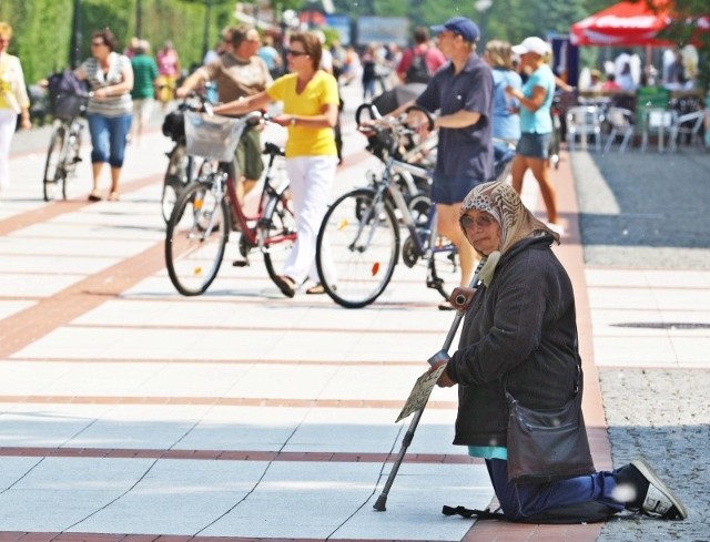 Ta kobieta często pojawia się na promenadzie. Turyści litują się widząc kartkę z prośbą o jedzenie. Do tego kula. Wrzucają kilka złotych. Niemcy euro.