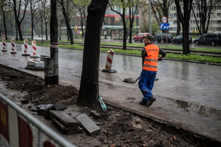 Trwa odtwarzanie poniemieckiej drogi rowerowej wzdłuż ulicy...