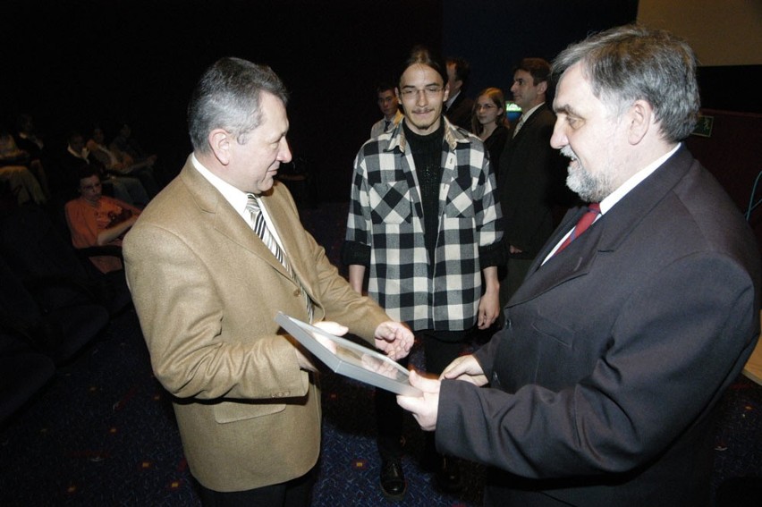 Ceremonia wreczenia dyplomów. Wladyslaw Opoka (z lewej),...