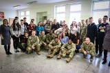 Amerykańscy żołnierze uczyli języka angielskiego uczniów Szkoły Podstawowej nr 2 w Nowej Soli [ZDJĘCIA]