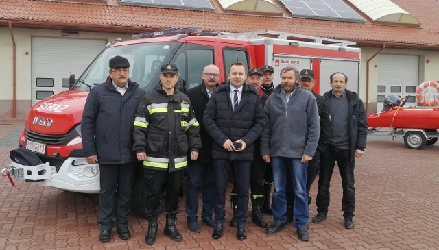 Poseł Michał Cieślak (stoi w środku) uczestniczył  we wtorkowym przekazaniu nowego sprzętu dla jednostek strażackich z Grzymały i Wójczy.