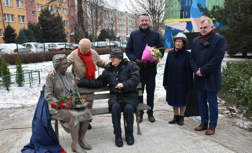 Odsłonięcie pomnika-ławeczki Zofii Niedziałkowskiej przed Szkołą Podstawową nr 5 w Ostrołęce