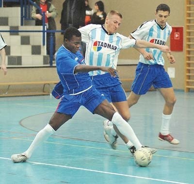 Pomocnik z Burkina Faso Asmane Gnegne (na pierwszym planie) pokazał się w barwach Polonii z dobrej strony