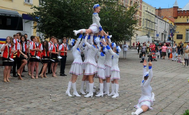 Popisy buławek i mażoretek są piękną oprawą występów muzycznych