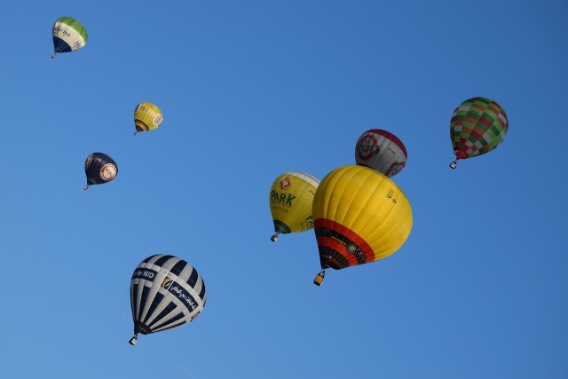 I znowu po deszczowym popołudniu słońce zaświeciło baloniarzom, którzy przyjechali do Szczecinka na festiwal balonowy. Sobota była drugim dniem festiwalu balonowego w Szczecinku z udziałem 56 załóg. I znowu - tak jak w piątek - wszystko wisiało na włosku z uwagi na pogodę. Po ulewnych deszczach pod wieczór wypogodziło się i można było startować. Widok kilkudziesięciu balonów na niebie robił piękne wrażenie, a podziwiało to kilka tysięcy osób. A to nie koniec. Niedziela: * godz. 5.30 III start balonów - tereny OSiR. Lot bez konkurencji sportowej. * godz. 13.00 Parada Balonów przez miasto,* godz. 18:30 IV start balonów. Konkurencja "Splash or grab". 