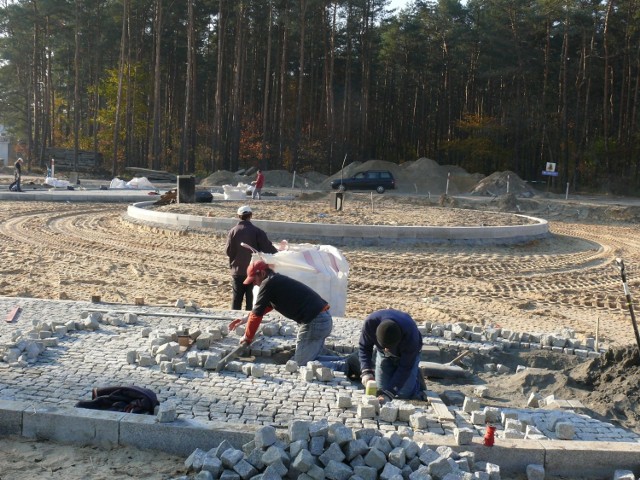 Budowa ronda na przecięciu ulicy Kwiatkowskiego i drogi przez hutę.