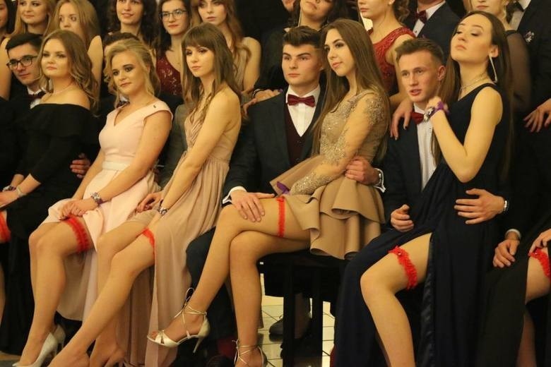 Studniówki III LO Białystok. Czy zmieniła się studniówkowa moda? Zobacz kreacje z ubiegłych lat