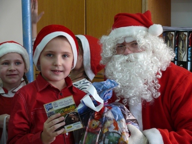 Uczniowie ze szkoły numer 33 bardzo ucieszyły się z wizyty świętego Mikołaja.
