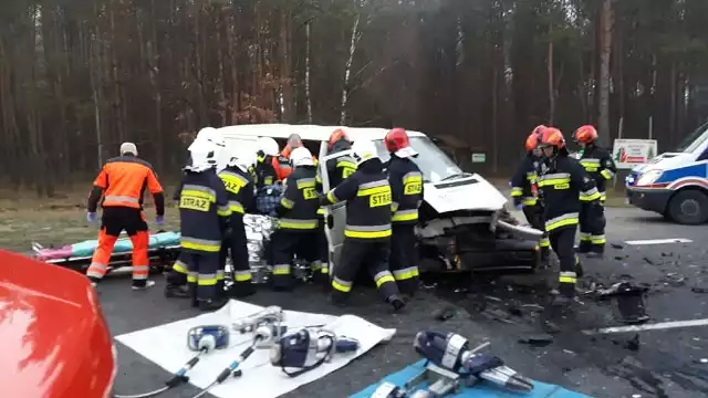 Do wypadku doszło dziś około godziny 7 rano. W wyniku czołowego zderzenia trzy osoby zostały odwiezione do szpitala. Ruch na Drodze Krajowej nr 10 jest zablokowany.  Na miejscu działają cztery zastępy straży pożarnej oraz OSP z Solca Kujawskiego. Przyczyny wypadku ustala policja.Zobacz też: