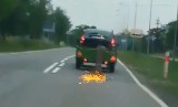 Fiat wjeżdża do Siemiatycz. Ciągnie za sobą pręty (wideo)