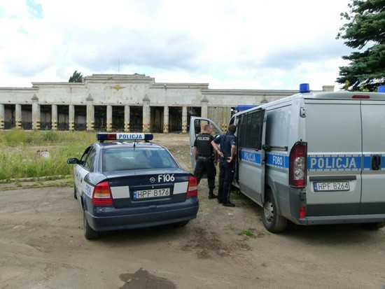 Policjanci pilnują spalonej zajezdni przez 24 godziny na dobę, by nie zostały zatarte żadne ślady.