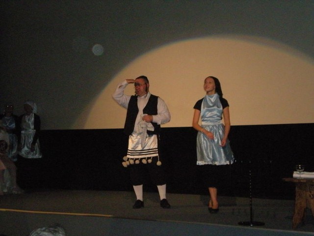 Młodzież z gimnazjum w Woli Jachowej brawurowo wcieliła się w role Żydów, prezentując ich tańce i pieśni.