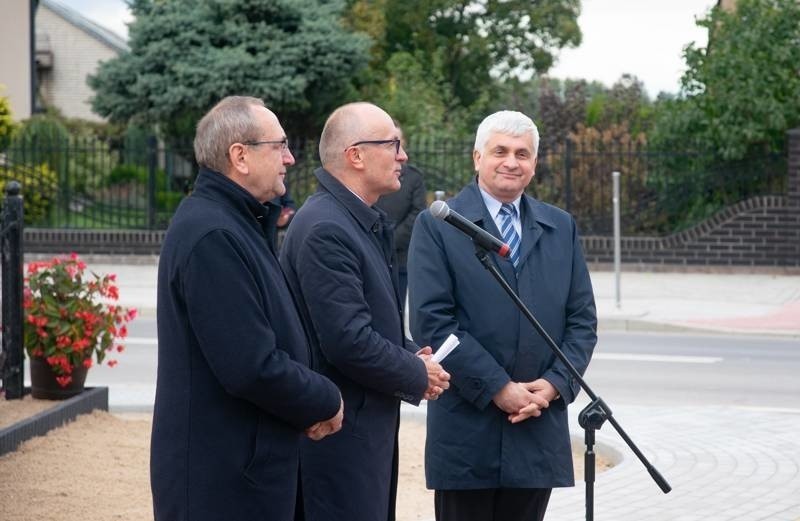 Okazją do wręczenia czeków było otwarcie nowego odcinka...