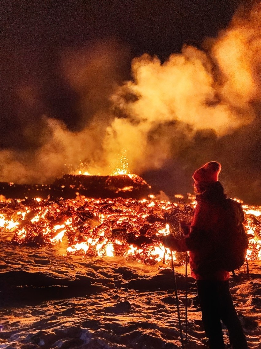 W dolinie Geldingadalur na Islandii, gdzie trwa erupcja...