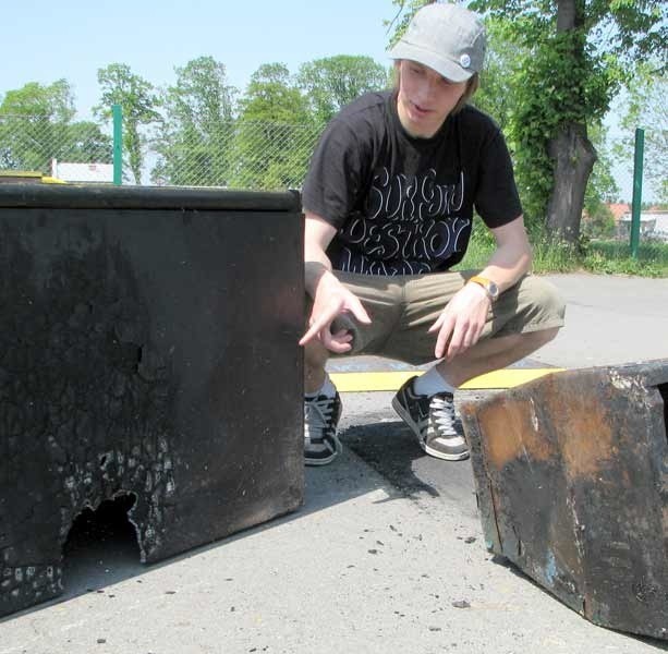 Adrian Klisiewicz: - Nie rozumiem, dlaczego straż miejska nas ignoruje. Skate park kosztował kupę kasy, a jeszcze trochę i wandale całkiem go spalą. Najgorsze, że już słyszymy pretensje, że to my śmiecimy, niszczymy podjazdy i pochylnie.