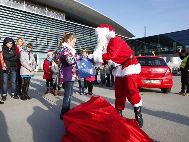Linią lotniczą Santa Air przyleciał do Jasionki Mikołaj. Z dzieciakami spotkał się w lotniczym terminalu. Były prezenty, konkursy, upominki.