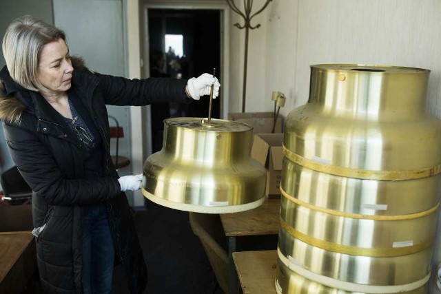 Monika Paś z MNK prezentuje znalezione lampy z kasyna w Cracovii