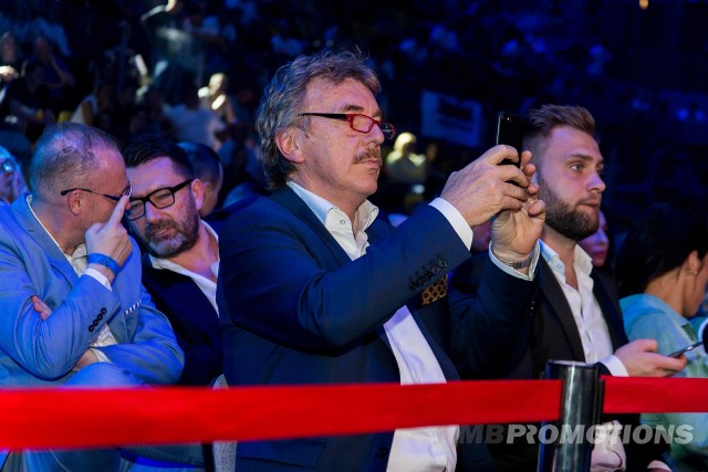 Zbigniew Boniek, Joanna Jędrzejczyk, Wojciech Bartnik, Ryszard Bosek - to tylko niektóre VIP-y, które obserwują w sobotni wieczór galę Polsat Boxing Night: Noc Zemsty w Cżęstochowie.Joanna Jędrzejczyk gratulowała zwycięstwa w ringu Ewie Brodnickiej, a Wojciech Bartnik wręczył pas mistrza Europy, Wojciechowi Bartnikowi. Z wielką uwagą poszczególne pojedynki, w tym starcie Damiana Jonaka, śledzi natomiast Zbigniew Boniek, prezes Polskiego Związku Piłki Nożnej.Polsat Sport Boxing Night 8. walka[sc]Adamek - Abell[/sc]WALKA WIECZORU ADAMEK - ABELLPolsat Sport Boxing Night 1. walkaWRZESIŃSKI - CHUDECKI RELACJA + ZDJĘCIA[g]13117172[/g]Polsat Sport Boxing Night 2. walkaWIERZBICKI - ŻEROMIŃSKI RELACJA + ZDJĘCIA[g]13117234[/g]Polsat Sport Boxing Night 3. walka[sc]Parzęczewski - Cronin[/sc]PARZĘCZEWSKI - CRONIN RELACJA + ZDJĘCIA[g]13117408[/g]Polsat Sport Boxing Night 4. walka[sc]Brodnicka - Pucek[/sc]BRODNICKA - PUCEK RELACJA + ZDJĘCIA[g]13117432[/g]Polsat Sport Boxing Night 5. walka[sc]Jonak - Cornejo[/sc]JONAK - CORNEJO RELACJA + ZDJĘCIA[g]13117472[/g]W piątej walce Nocy Zemsty w Częstochowie Damian Jonak  wgrał na punkty z Argentyńczykiem Marcosem Jesusem Cornejo. Sędziowie byli jednomyślni punktując 80 do 70 dla Polaka (80:70, 80:70, 80:70).Polsat Sport Boxing Night 6. walka[sc]Balski - Graczew[/sc]BALSKI - GRACHEV RELACJA + ZDJĘCIA[g]13117494[/g]Kolejne zwycięstwo polskiego boksera. Adam Balski jednogłośnie na punkty (97-93, 97-93, 99-91) pokonuje Denisa Graczewa. Tymczasem jak udało się nam dowiedzieć, Damian Jonak podczas zwycięskiej walki złamał rękę.Polsat Sport Boxing Night 7. walka[sc]Masternak - Kalenga[/sc]MASTERNAK - KALENDA RELACJA + ZDJĘCIA[g]13117528[/g]Zwycięstwo Mateusza Masternaka w walce o pas mistrza Europy WBO. Youri Kalenga nie wyszedł do siódmej rundy i przegrał przez techniczny nokaut.