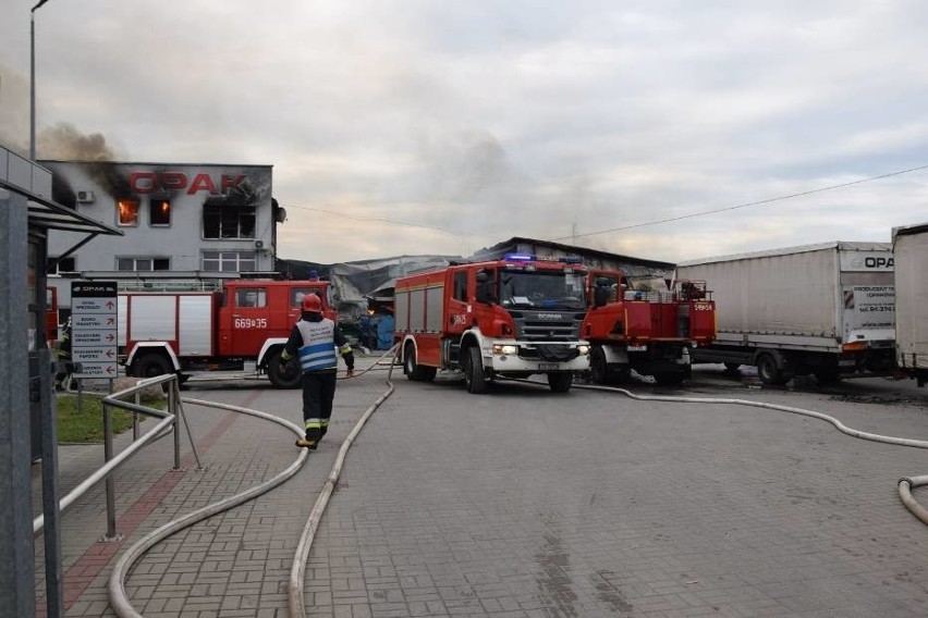 Olbrzymi pożar w firmie Opak w Szczecinku. Dramat załogi, rusza pomoc [ZDJĘCIA] 13.08.2019