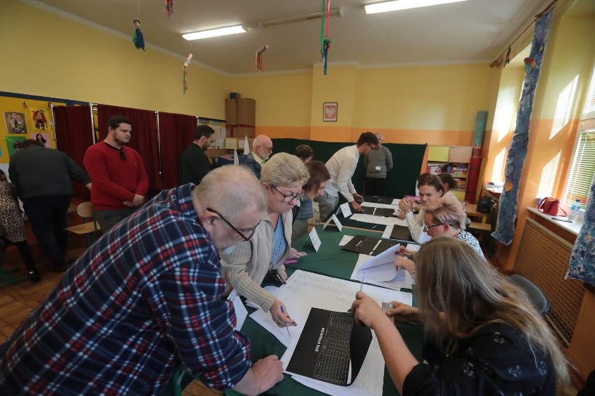 Wybory 2019: Frekwencja w Polsce z godz. 17. Już prawie 46 procent. Mielno górą