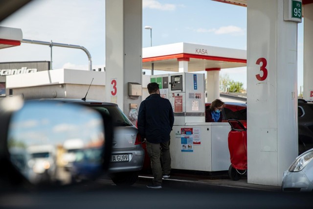 Najwięcej kierowców jeździ ostatnio po benzynę do stacji przy Auchan. Tu do zatankowania najtańszego paliwa w mieście ustawiają się długie kolejki