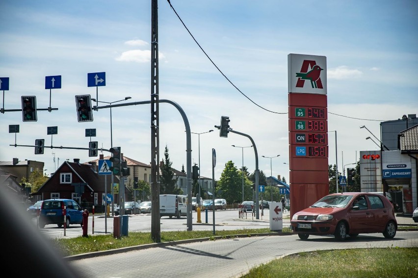 Najwięcej kierowców jeździ ostatnio po benzynę do stacji...