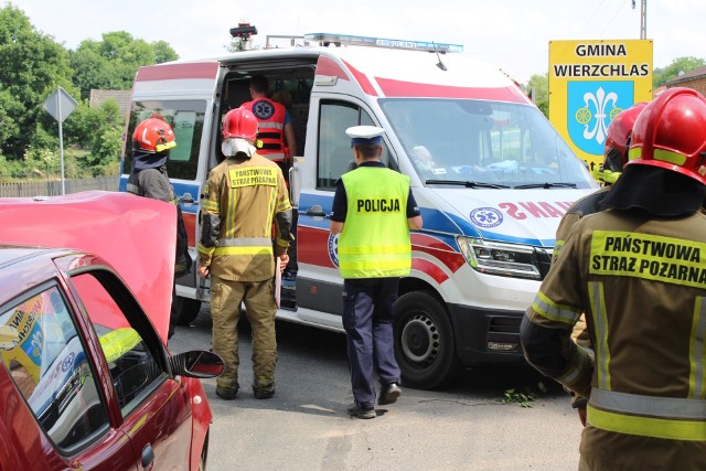 Na skrzyżowaniu w miejscowości Przycłapy zderzyły się dwa auta osobowe. Zgłoszenie o stłucze wpłynęło do służb o godz. 14:28.