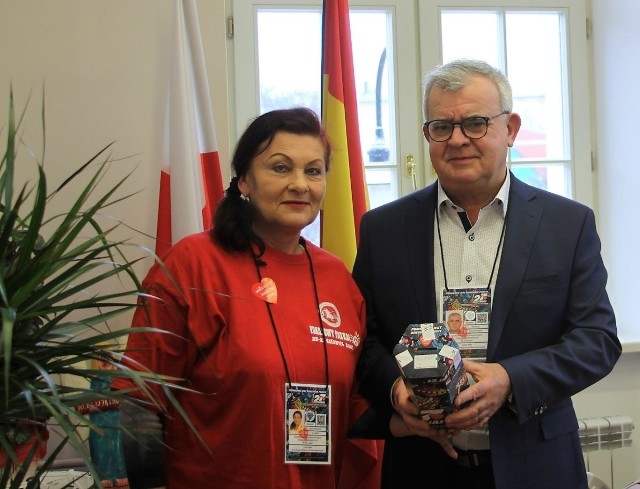 Małgorzata Klorek "Mamuśka"- szefowa żagańskiej Owsiakówki przekazała jedną z puszek burmistrzowi Andrzejowi Katarzyńcowi, który w tym roku także będzie kwestował na rzecz orkiestry.