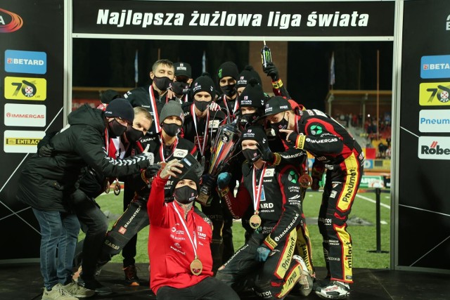 Betard Sparta Wrocław z brązowym medalem mistrzostw Polski! 50:40 na Stadionie Olimpijskim, 82:77 w dwumeczu. Wrocławianie pokonali w niedzielę Falubaz i zakończyli sezon PGE Ekstraligi na trzecim miejscu. Zobaczcie, jak ten mecz wyglądał oczami naszego fotoreportera.WAŻNE! Do kolejnych zdjęć przejdziesz za pomocą gestów na telefonie lub strzałek.