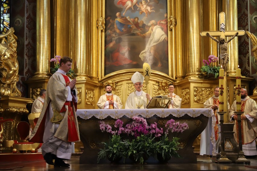 Biskup Marian Florczyk z Kielc ma wyjątkowy pastorał. Jest nim wiosło - przekazali je bliscy znanego kajakarza, który zmarł w wieku 25 lat