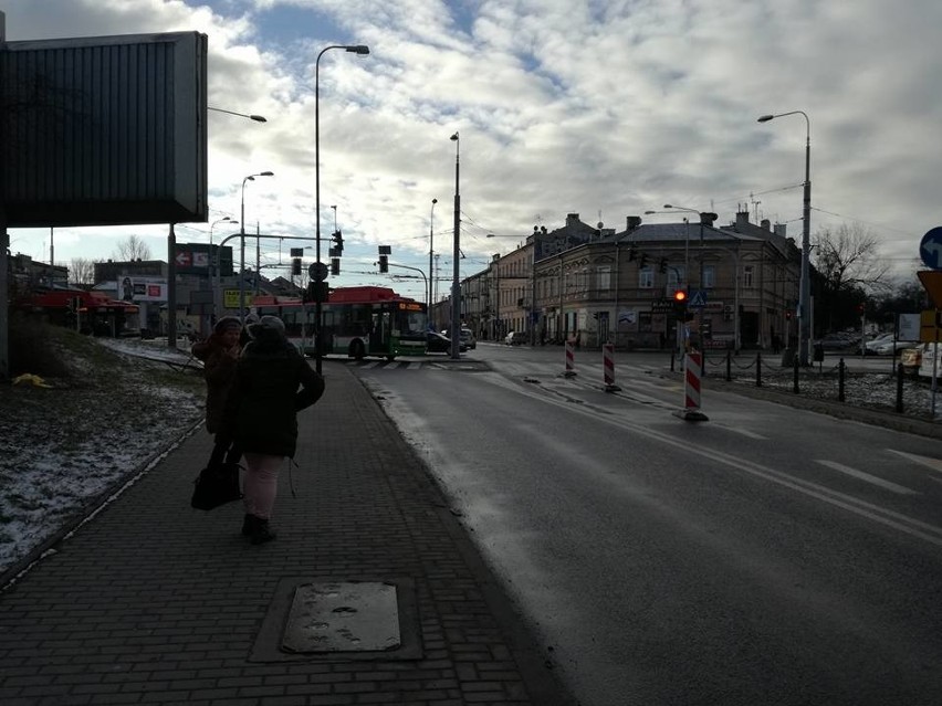 Zamknięta ul. Fabryczna. Samochody jeżdżą objazdami. Korkuje się ul. Wolska, ale ma być lepiej