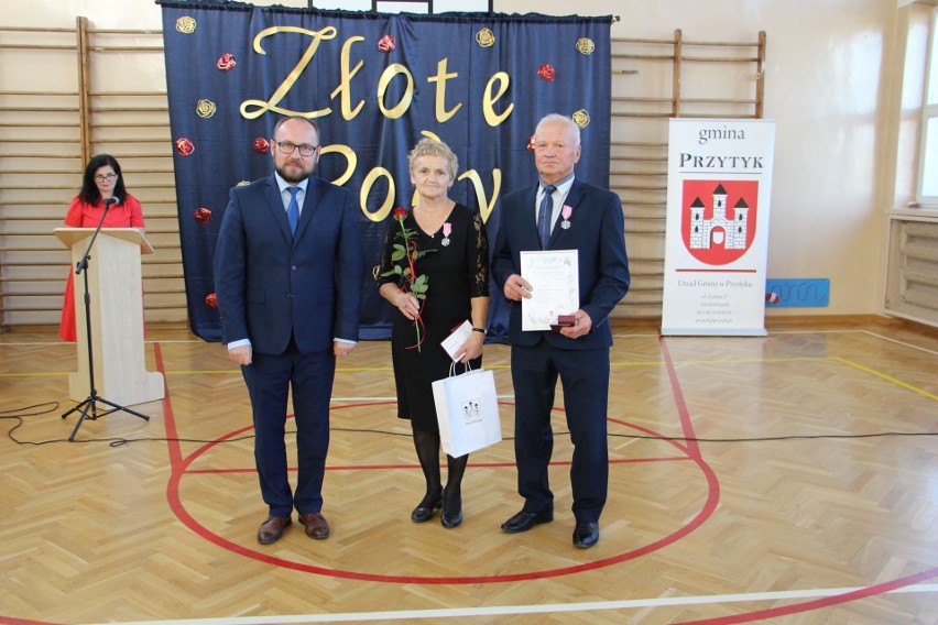 Poszczególnym jubilatom z gminy Przytyk gratulował Dariusz...