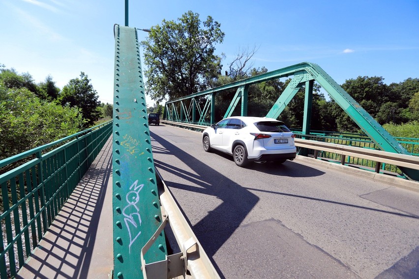 Przez most Marszowicki jeździ dużo samochodów z i do Leśnicy...