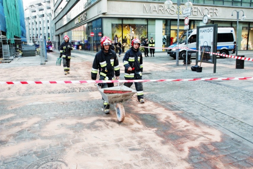 Wrocław: Olej spożywczy sparaliżował centrum. Zamknięte ulice, to nie żart (ZDJĘCIA)