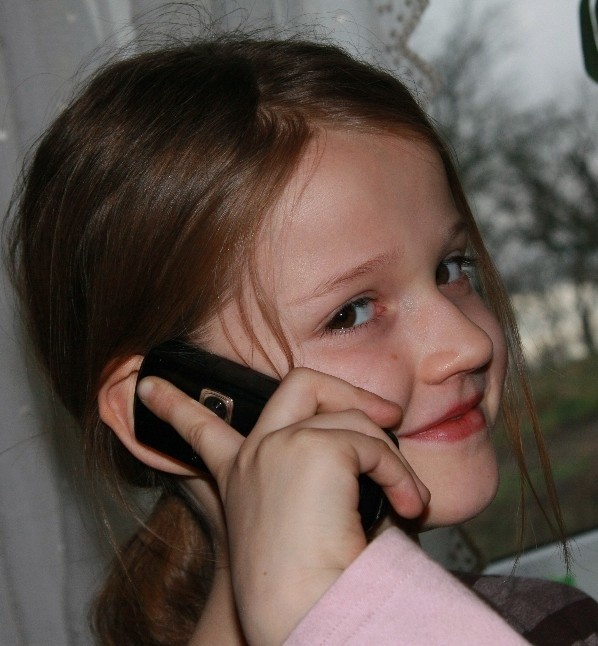 Kiedy mama Karoliny zemdlała, dziewczynka odblokowała jej telefon i wystukała na klawiaturze numer alarmowy 112.