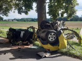 Śmiertelny wypadek pod Świebodzinem. Samochód uderzył w drzewo i rozpadł się na pół. Przerażający widok
