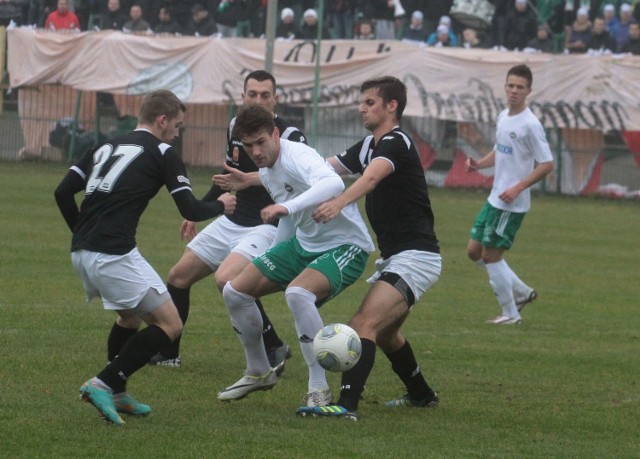 Szymon Stanisławski (w białej koszulce) napastnik Radomiaka Radom.