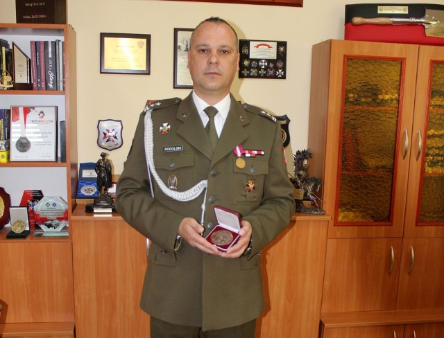 Podpułkownik Radosław Podolski z medalem Zasłużony Saper Wojska Polskiego