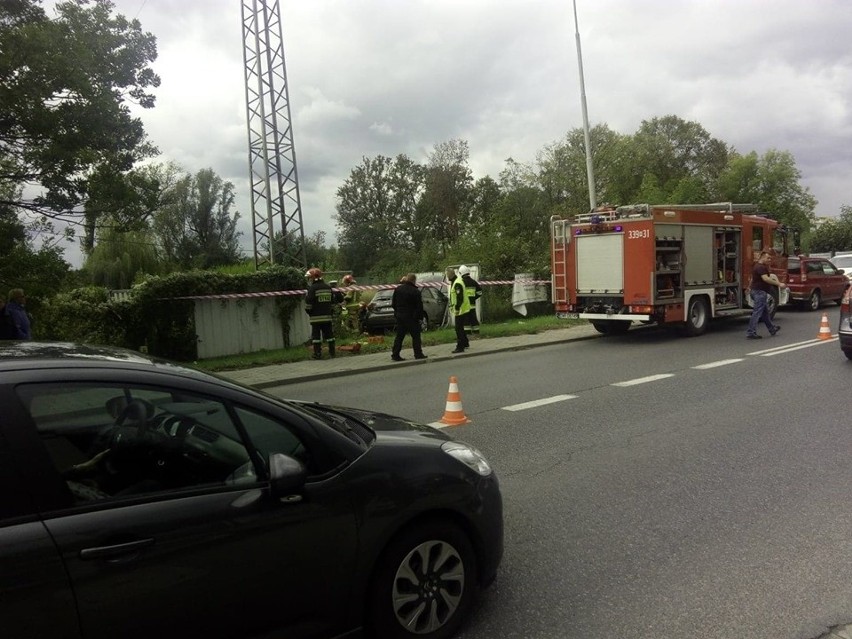 Groźny wypadek pod Wrocławiem. Strażak uratował życie kierowcy