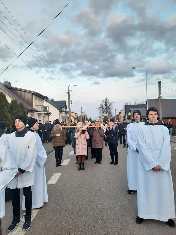 Droga Krzyżowa ulicami Baranowa w parafii pw. św. Bartłomieja Apostoła. 8.04.2022