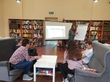 Lekcje hiszpańskiego w bibliotece w Aleksandrowie Kujawskim. Prowadzi je Javier z Grenady