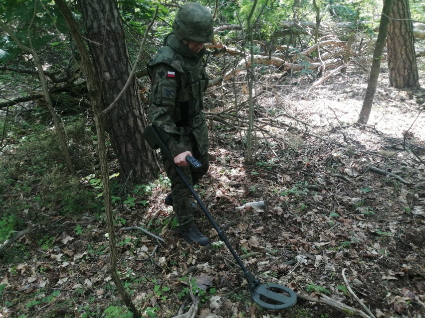 Patrol saperski nr 2 w czasie pracy: sprawdzanie czy w...