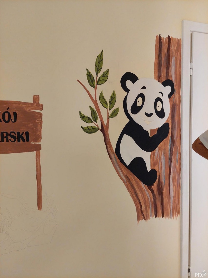 Szpital w Ostrowi przyjazny dzieciom - wolontariusze z MDK ozdabiają rysunkami ściany oddziału pediatrycznego. Zdjęcia
