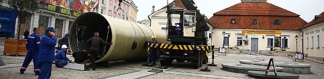 Wielka rura przed Ratuszem. Wodociągi pracują w centrum miasta.