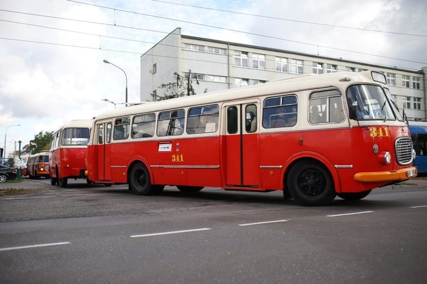 Kraków. Parada zabytkowych i współczesnych pojazdów MPK [ZDJĘCIA]