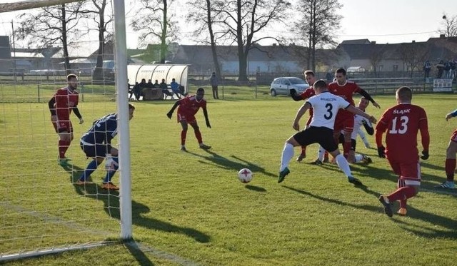 Prezentujemy wyniki oraz strzelców bramek w spotkaniach 17. kolejki w obu grupach klasy okręgowej. Warto tym bardziej, że trafień zanotowano mnóstwo. Wszak w grupie 1 padło 61 goli, w „drugiej” 44. Dołączamy do tego aktualne tabele obu grup.